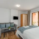 Zomzi Apartman *